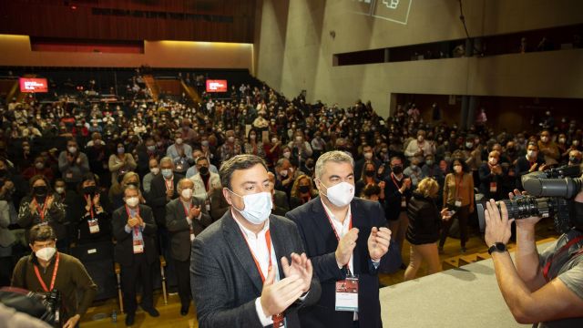 El secretario general del PSdeG, Valentín González Formoso (i) y el secretario de Organización del PSOE, Santos Cerdán (d), aplauden en la primera jornada del 14º Congreso del PSdeG