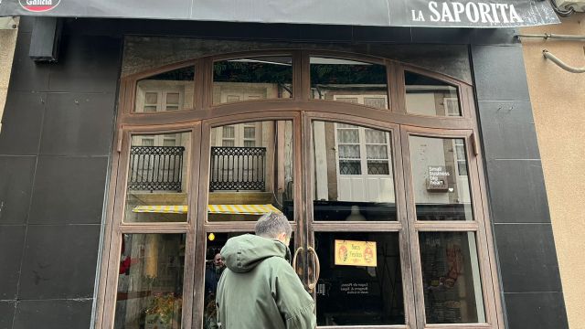 Responsables de la Saporita intentan entrar en el restaurante, con la cerradura forzada