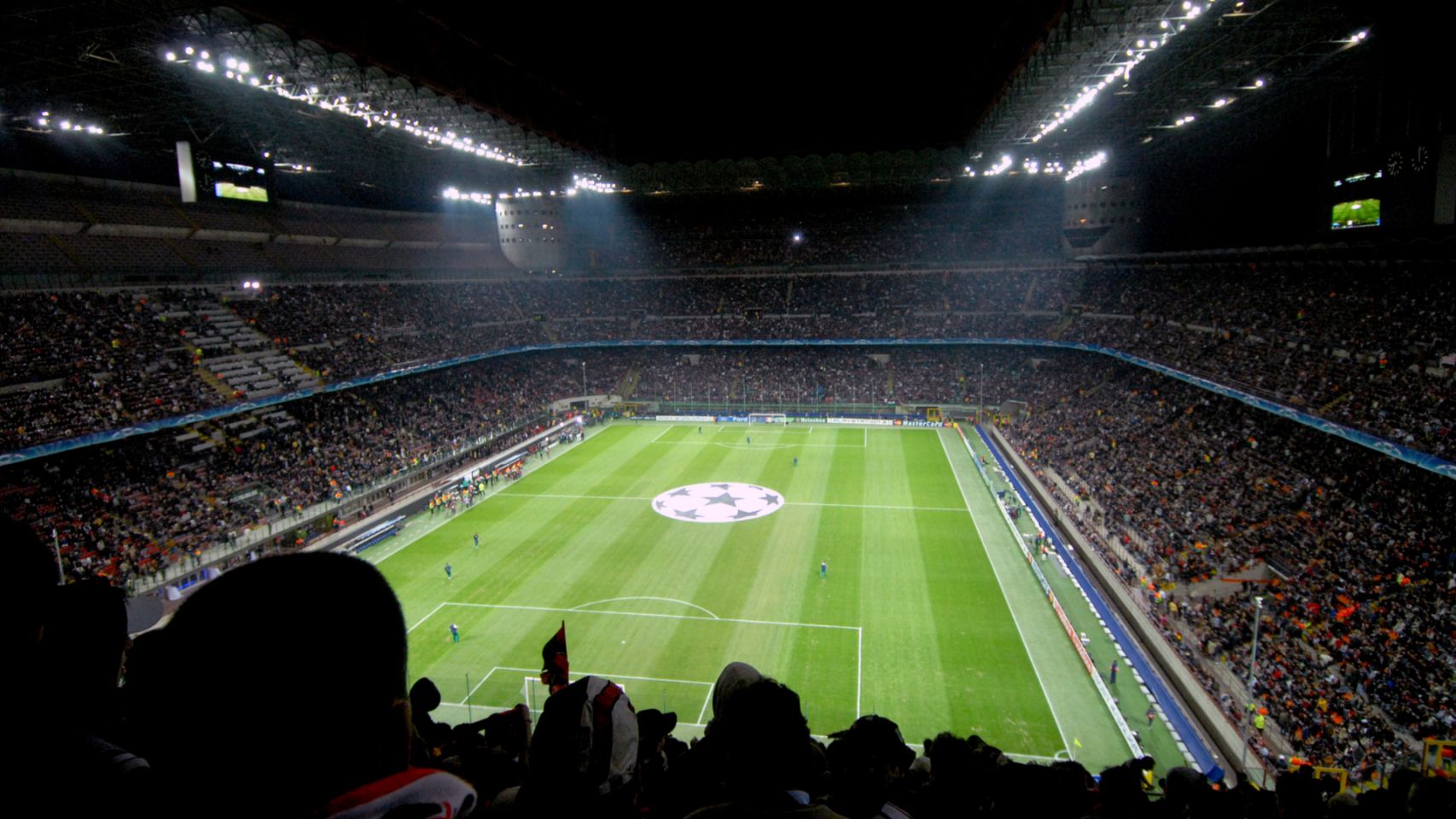 El estadio de San Siro durante un partido de la Champions League.