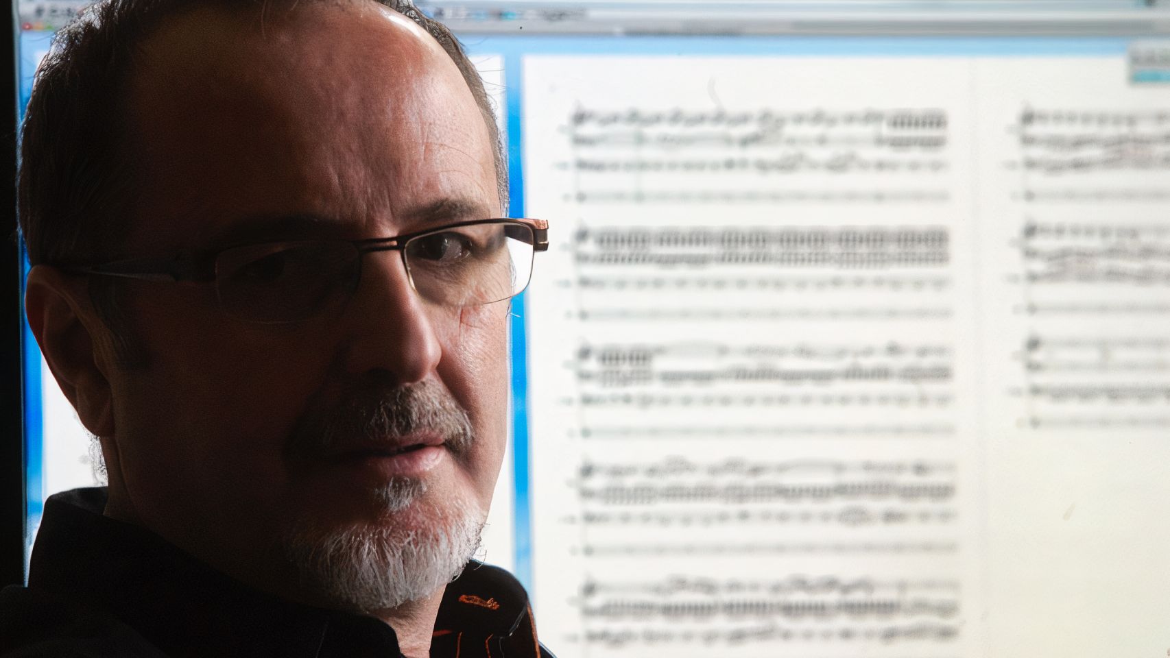 El compositor Nani García en su estudio de Cambre 
