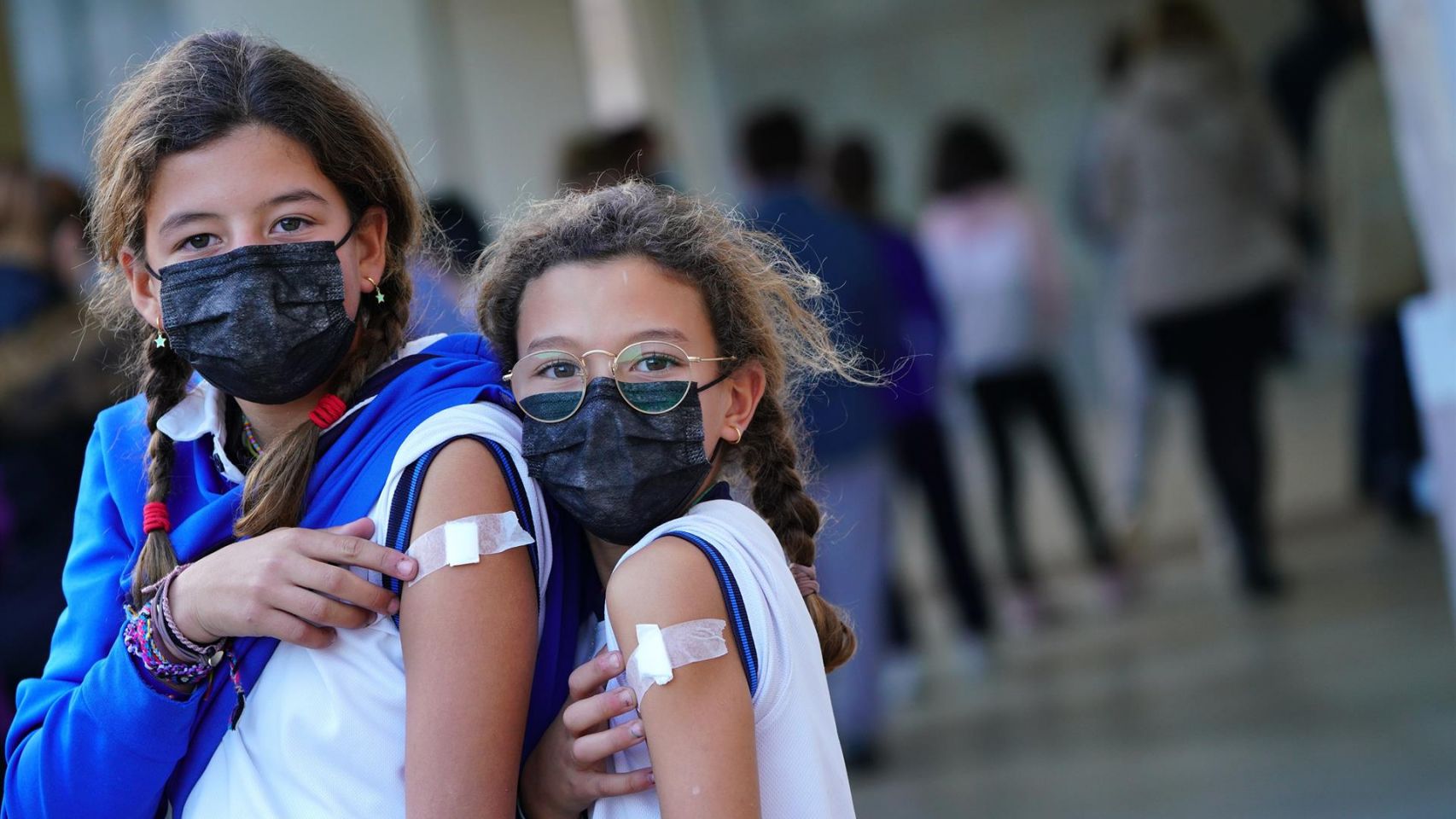 Dos niñas tras haber recibido la vacuna contra la Covid en Santiago de Compostela.