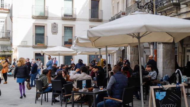 Grupos de comensales sentados en una terraza de un establecimiento en Vigo.