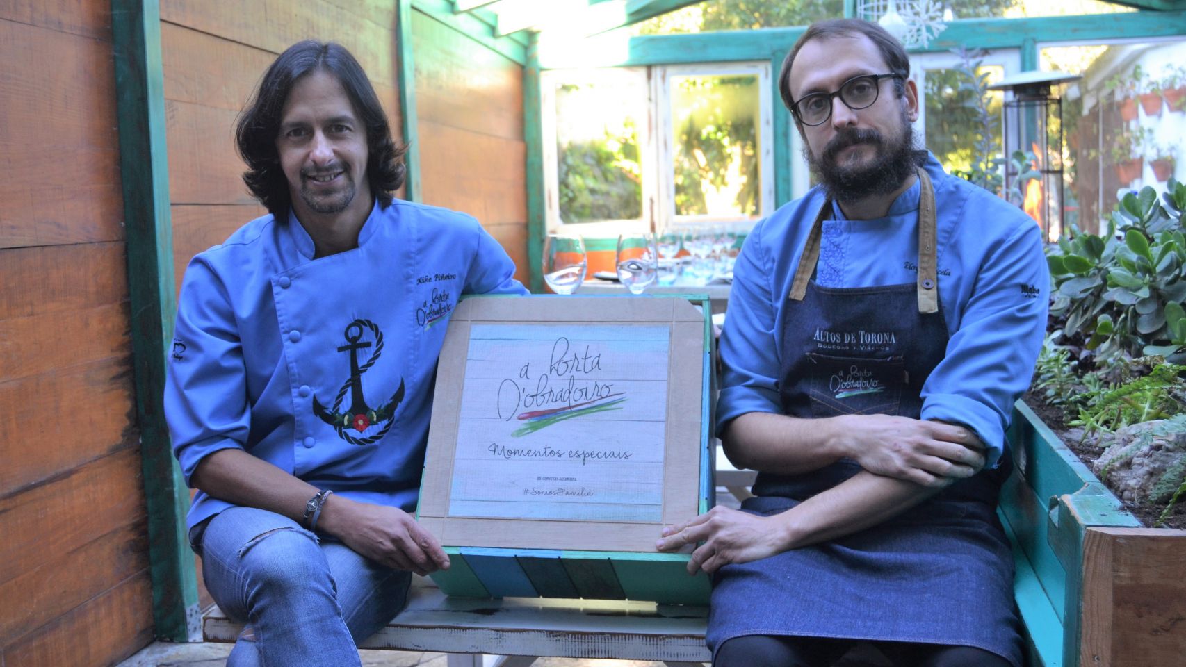 Los chefs Kike Piñeiro y Eloy Cancela con una de las cajas del año pasado.