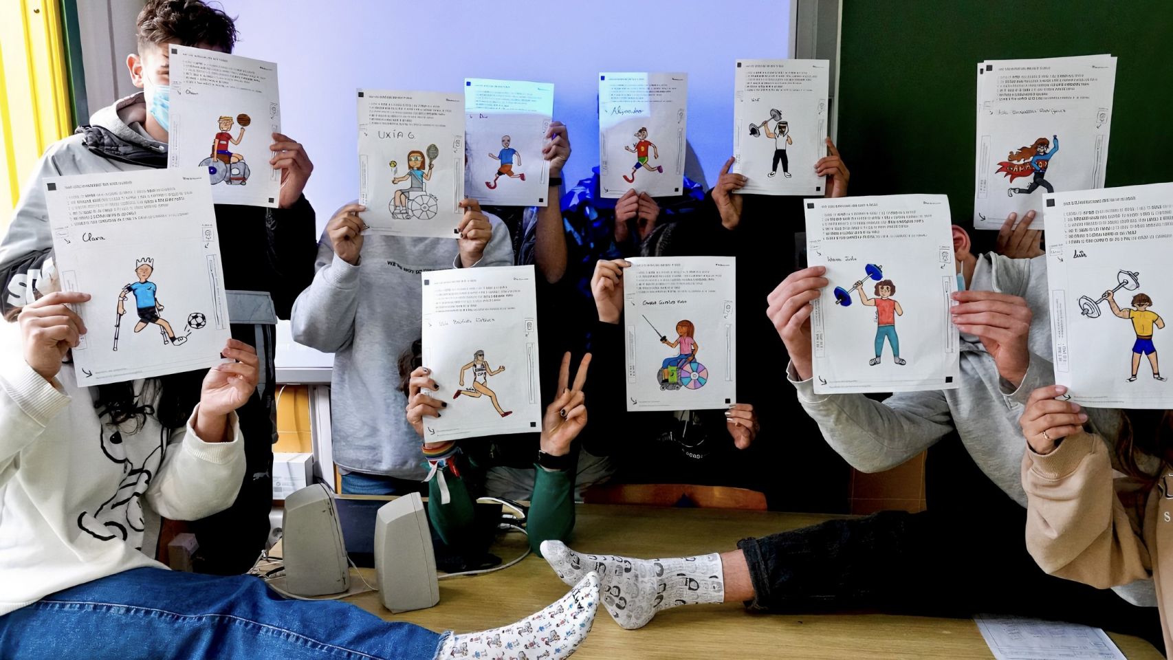 Alumnos del IES de Mos con sus dibujos para los calcetines.