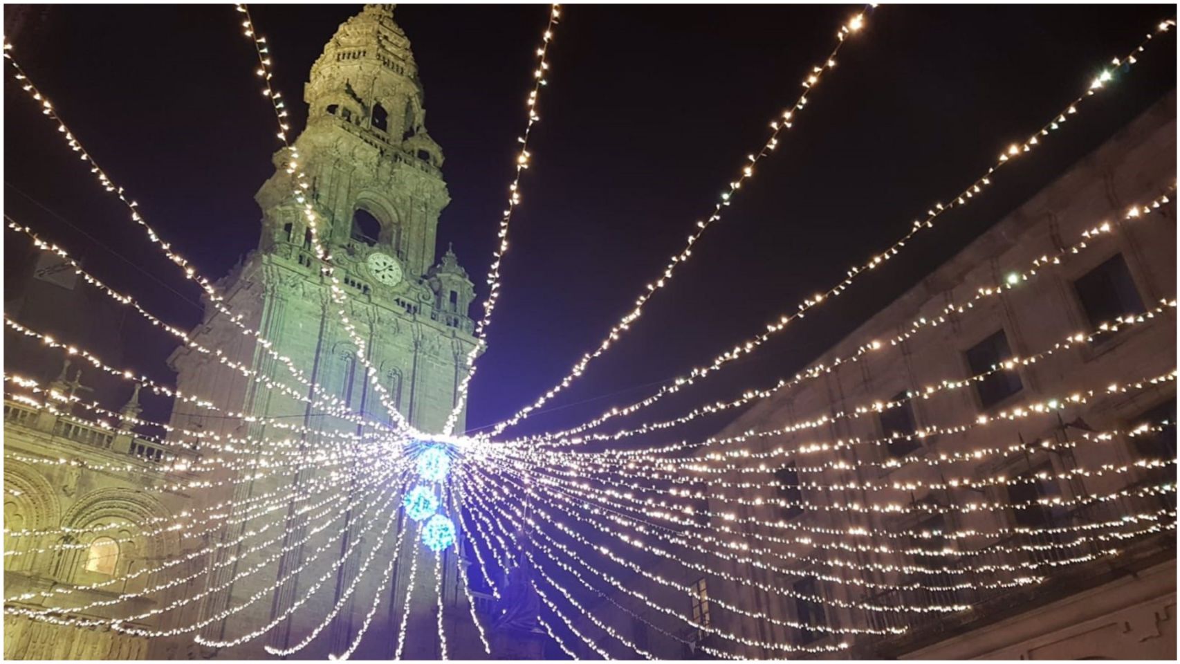 Las luces de Navidad sobre la Praza da Quintana, en Santiago.