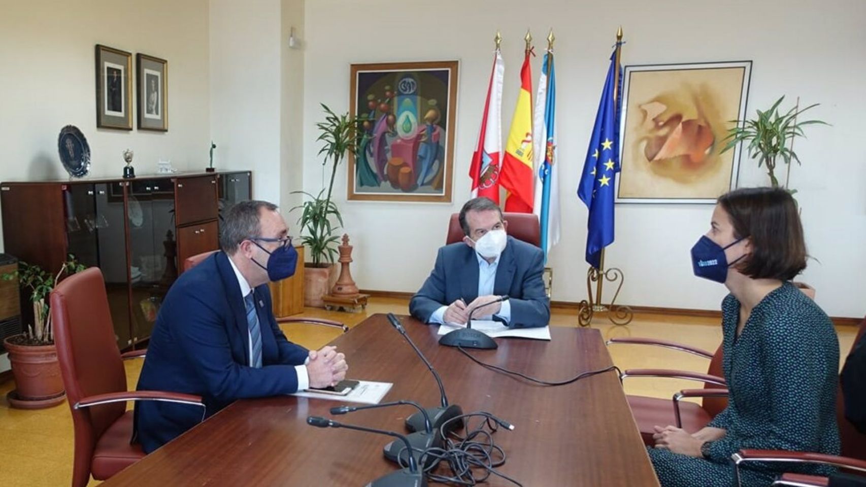 Los doctores Maite Maza y José Manuel Fandiño conversan con el alcalde de Vigo, Abel Caballero.