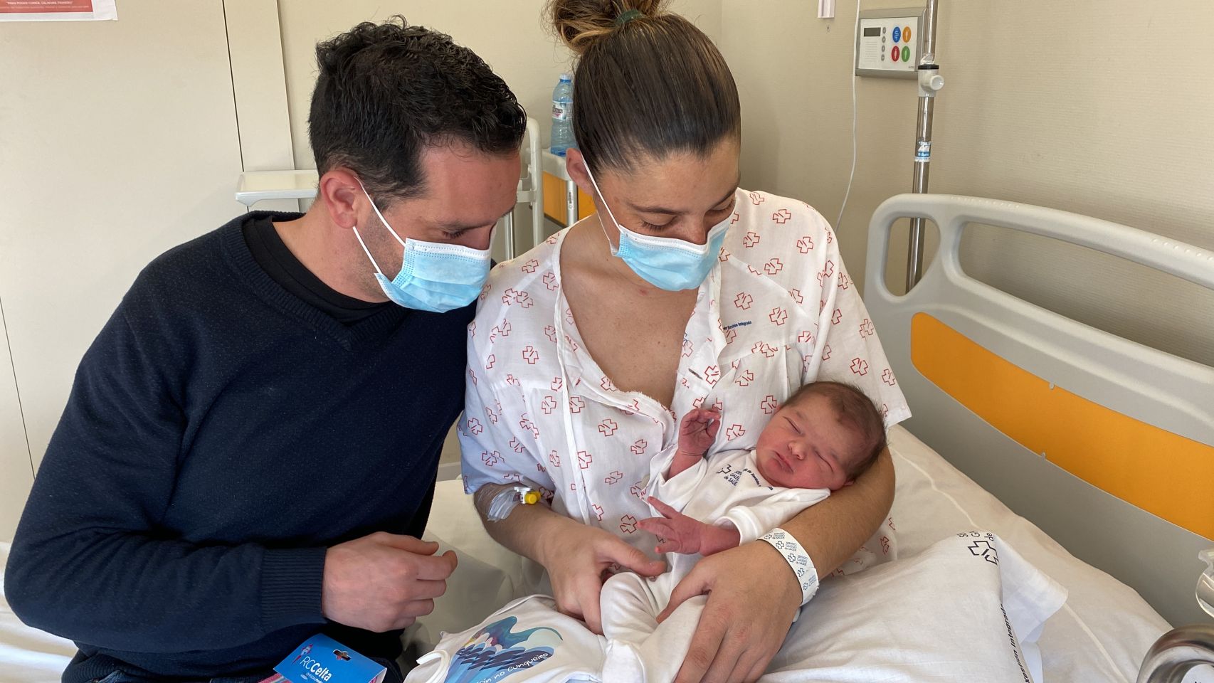 Iria y Óscar con su hija María, la segunda en nacer este 2022 en Galicia.