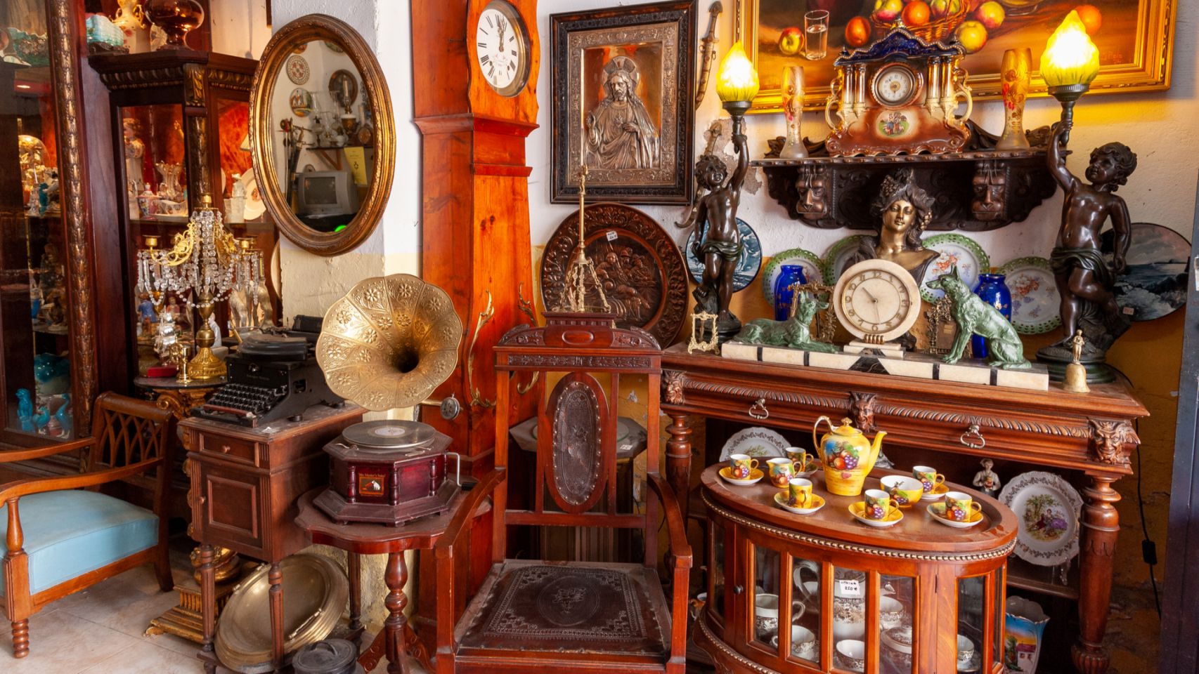 Tienda de antigüedades en una imagen de stock.
