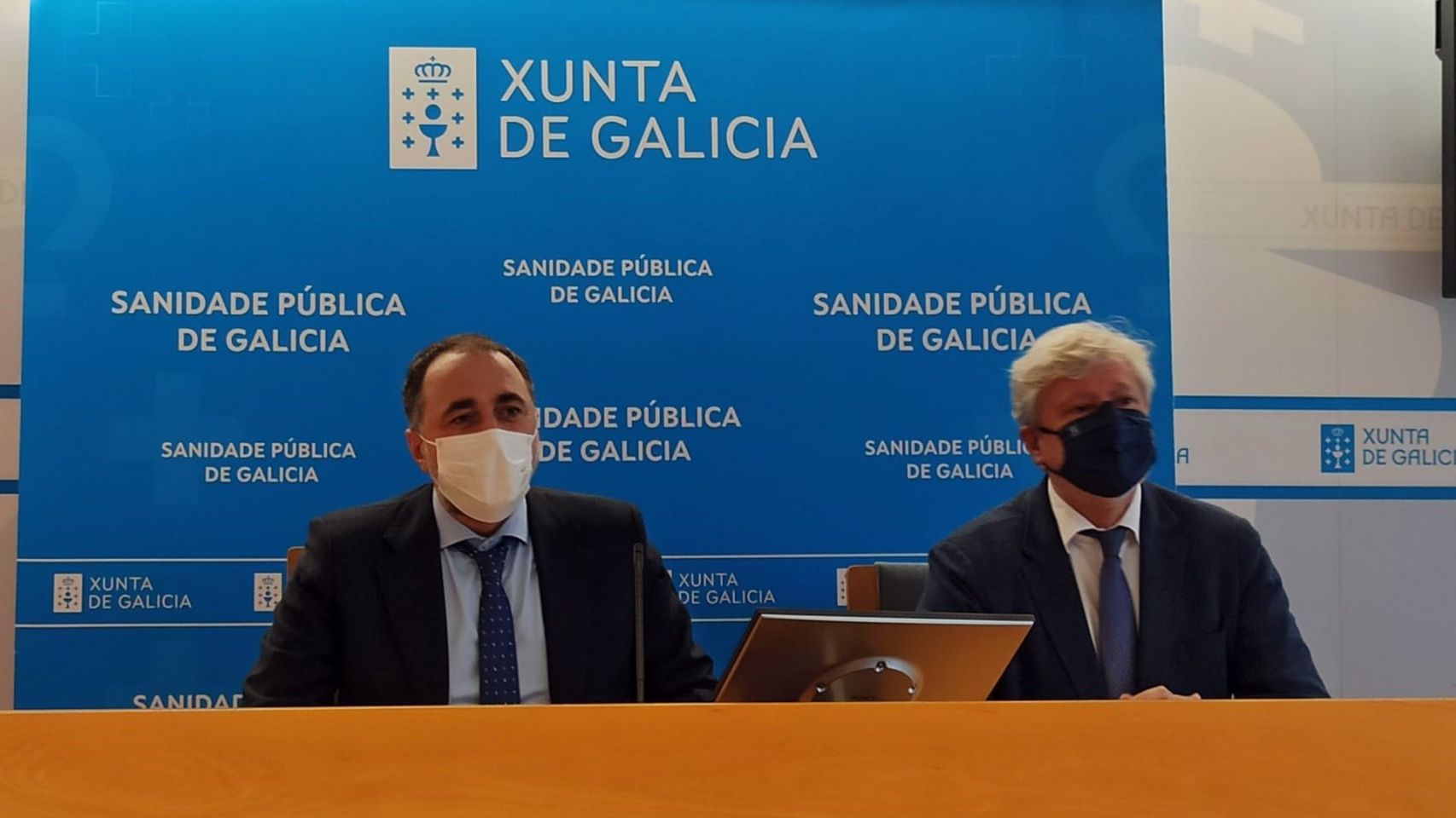 El conselleiro de Sanidade, Julio García Comesaña, y el secretario xeral ténico de la Consellería de Educación, Manuel Vila.