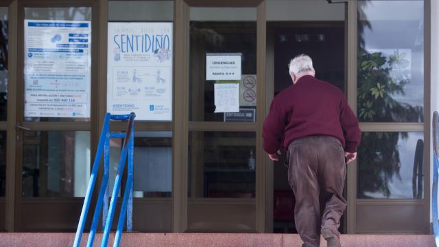 Un hombre entra a un centro de salud en el municipio gallego de Guitiriz, en Lugo.