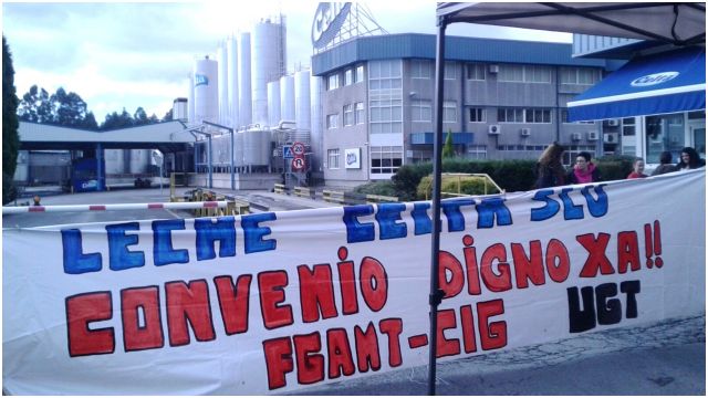 Pancarta reivindicativa en la planta de Pontedeume.