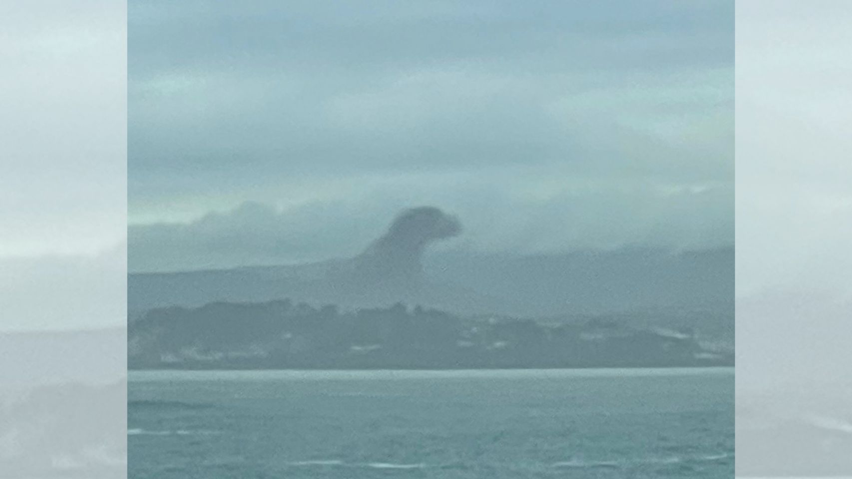 Nube con forma de dinosaurio vista sobre O Burgo 