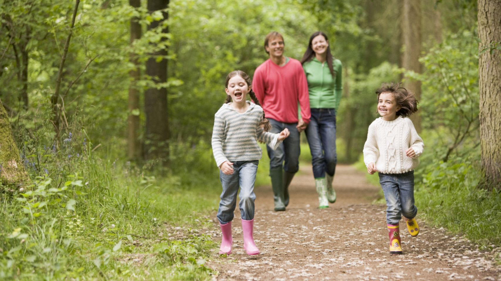 Una familia paseando por el bosque.