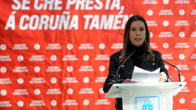La concejala de Deportes, Mónica Martínez, presentando Coruña Corre 