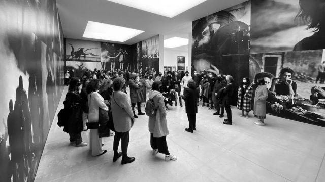 Un grupo de personas visita en A Coruña la exposición 'Peter Lindbergh: Untold Stories'.