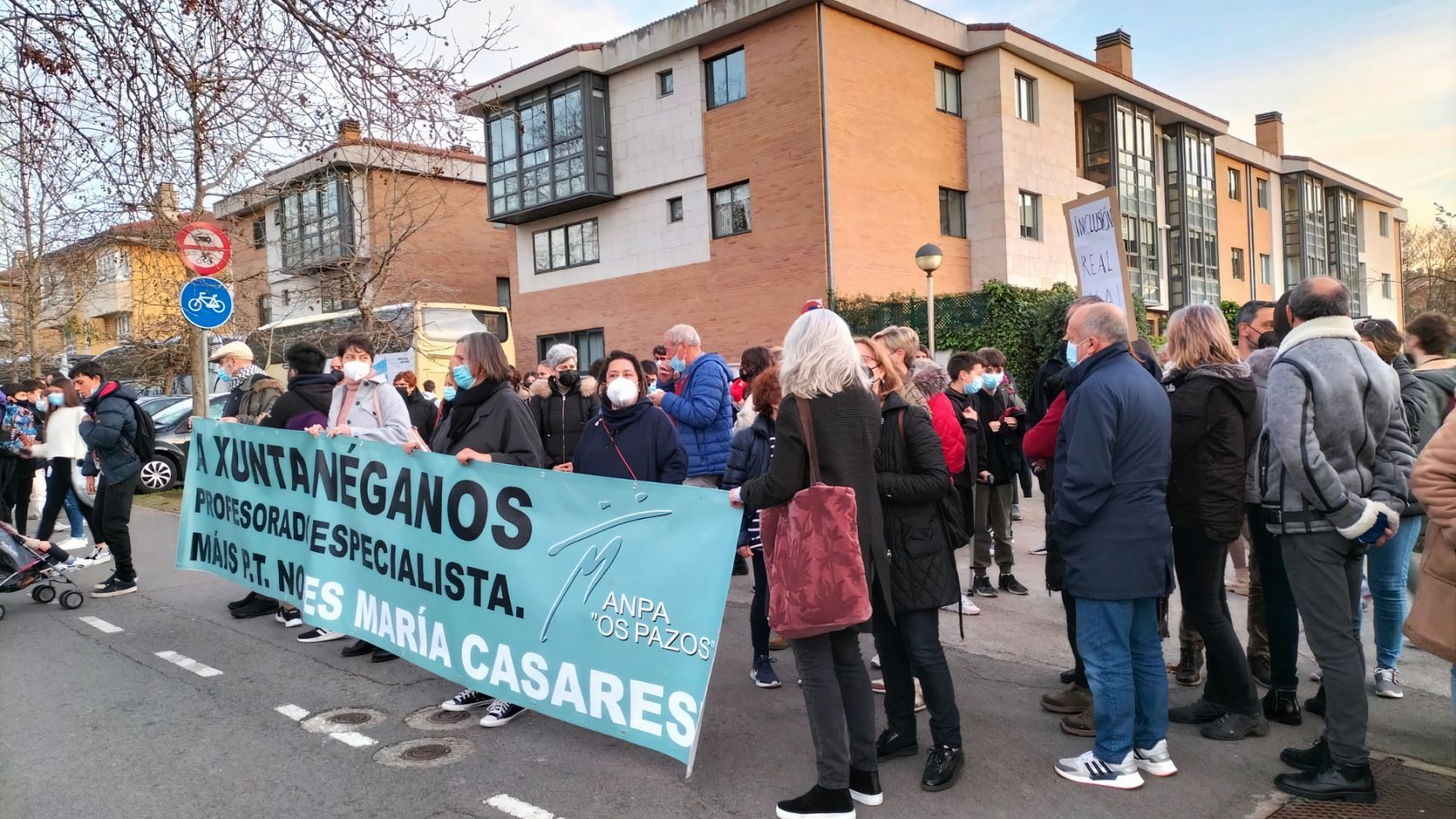 Protesta a las puertas del IES María Casares de Oleiros (A Coruña).