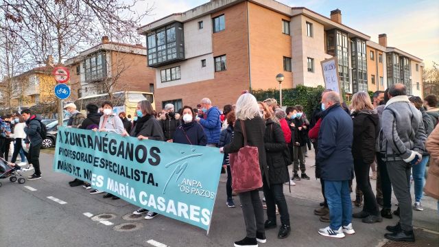 Protesta a las puertas del IES María Casares de Oleiros (A Coruña).
