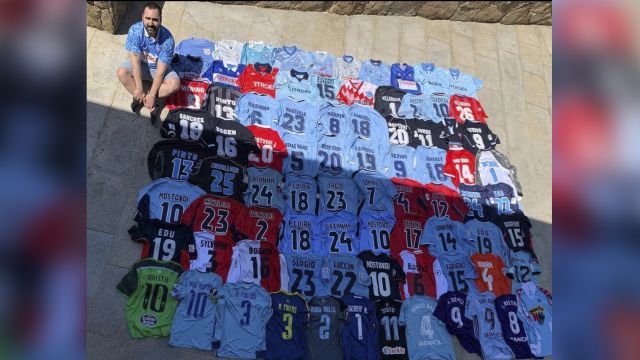 Miguel Caride con parte de su colección de camisetas del Celta.