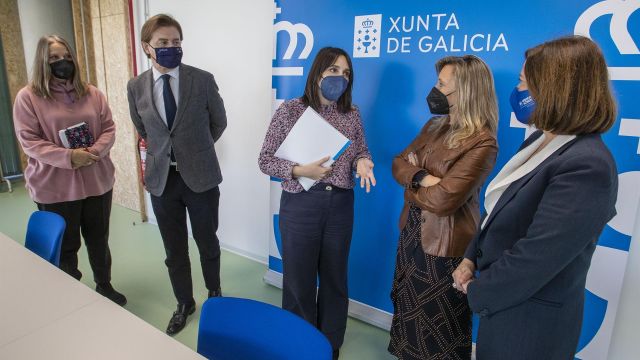 La conselleira de Emprego e Igualdade, María Jesús Lorenzana junto a representantes de las ONGs.