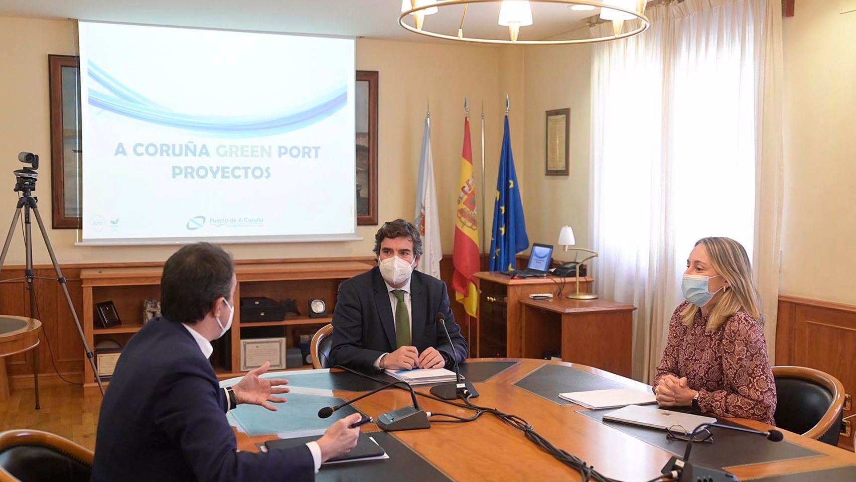 La directora xeral de Planificación Enerxética e Recursos Naturais, Paula Uría, se reúne con el presidente del Puerto de A Coruña, Martín Fernández Prado.