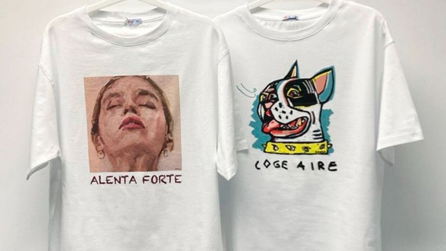 Las dos camisetas del proyecto solidario Coge aire.