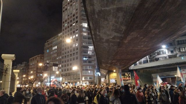 Varios centenares de personas se manifestan en A Coruña por la sanidad pública.