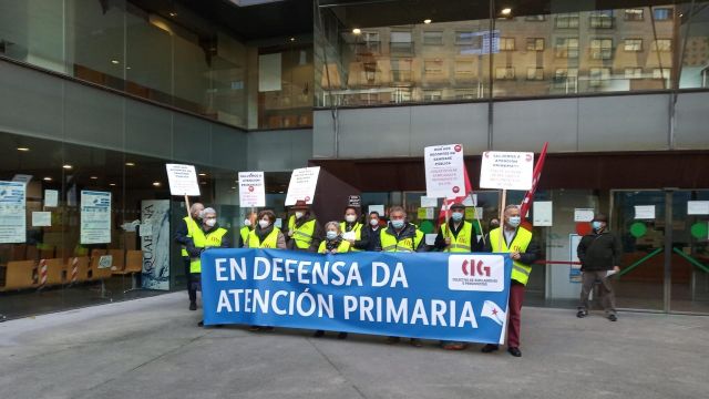 Concentración de pensionistas y jubilados de CIG Vigo ante el centro de salud de Rosalía de Castro para pedir más recursos para la Atención Primaria
