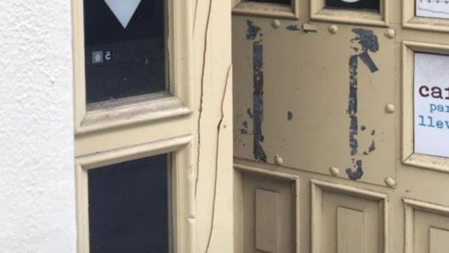 La puerta del Ledicia Café tras el intento de robo.