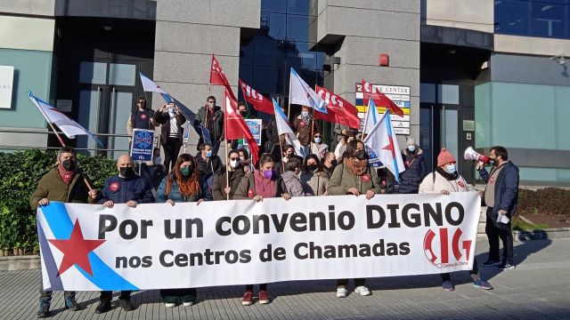 Concentración de delegados de la CIG en A Coruña por el convenio de los centros de llamadas.