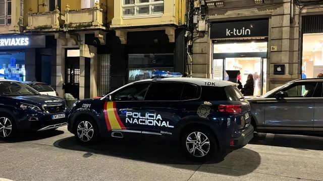 Coches de la policía delante de la tienda K-tuin en A Coruña.