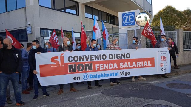 Trabajadores de Dalphimetal se manifiestan frente a la factoría en Vigo.
