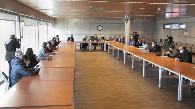 Representantes del PSOE y de la Marea Atlántica se reúnen con entidades para abordar el plan municipal de derecho a la vivienda.