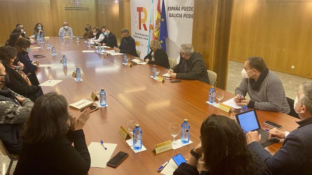 El delegado del Gobierno en Galicia, José Miñones, se reúne con entidades, asociaciones y sindicatos para analizar el proyecto piloto que abordará la pobreza infantil.