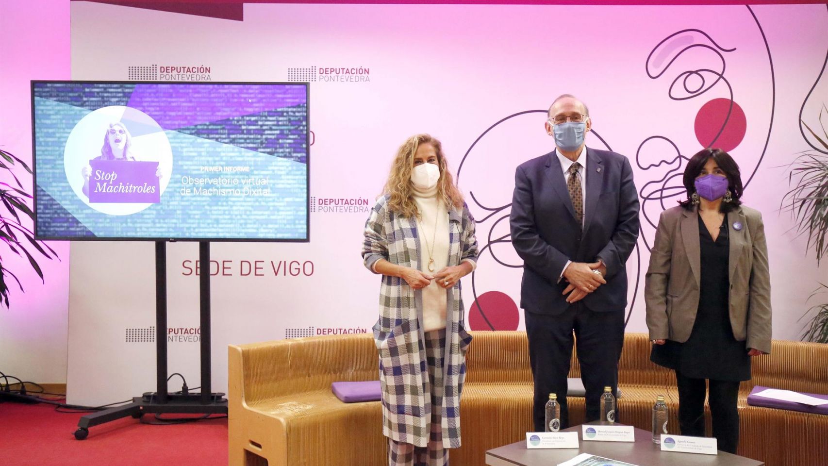 La presidenta de la Diputación de Pontevedra, Carmela Silva; el rector de la UVigo, Manuel Reigosa; y la responsable de la Unidad de Igualdad de la institución académica, Águeda Gómez.