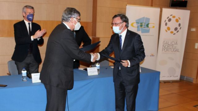 Nuno Almeida y Juan Manuel Vieites tras la firma del acuerdo. 