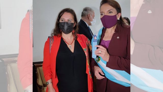 Xiomara Castro recibe el marcapáginas de Rosalía de Castro