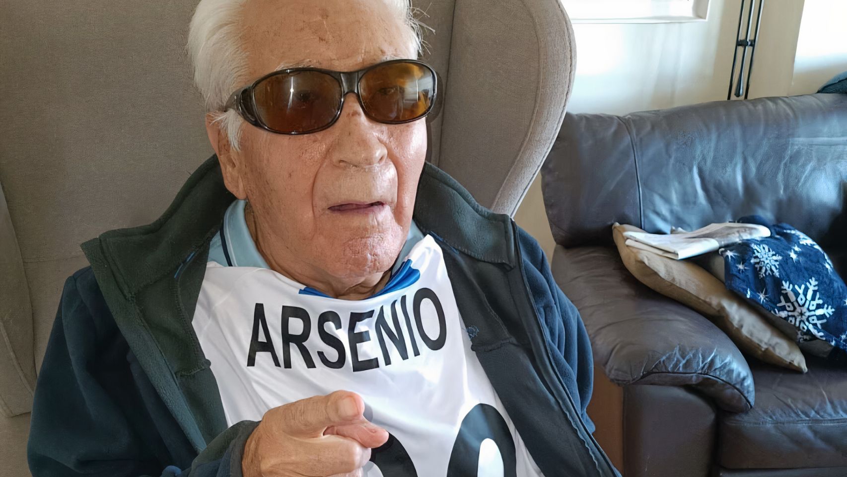Arsenio Iglesias posa con una camiseta del Hércules.