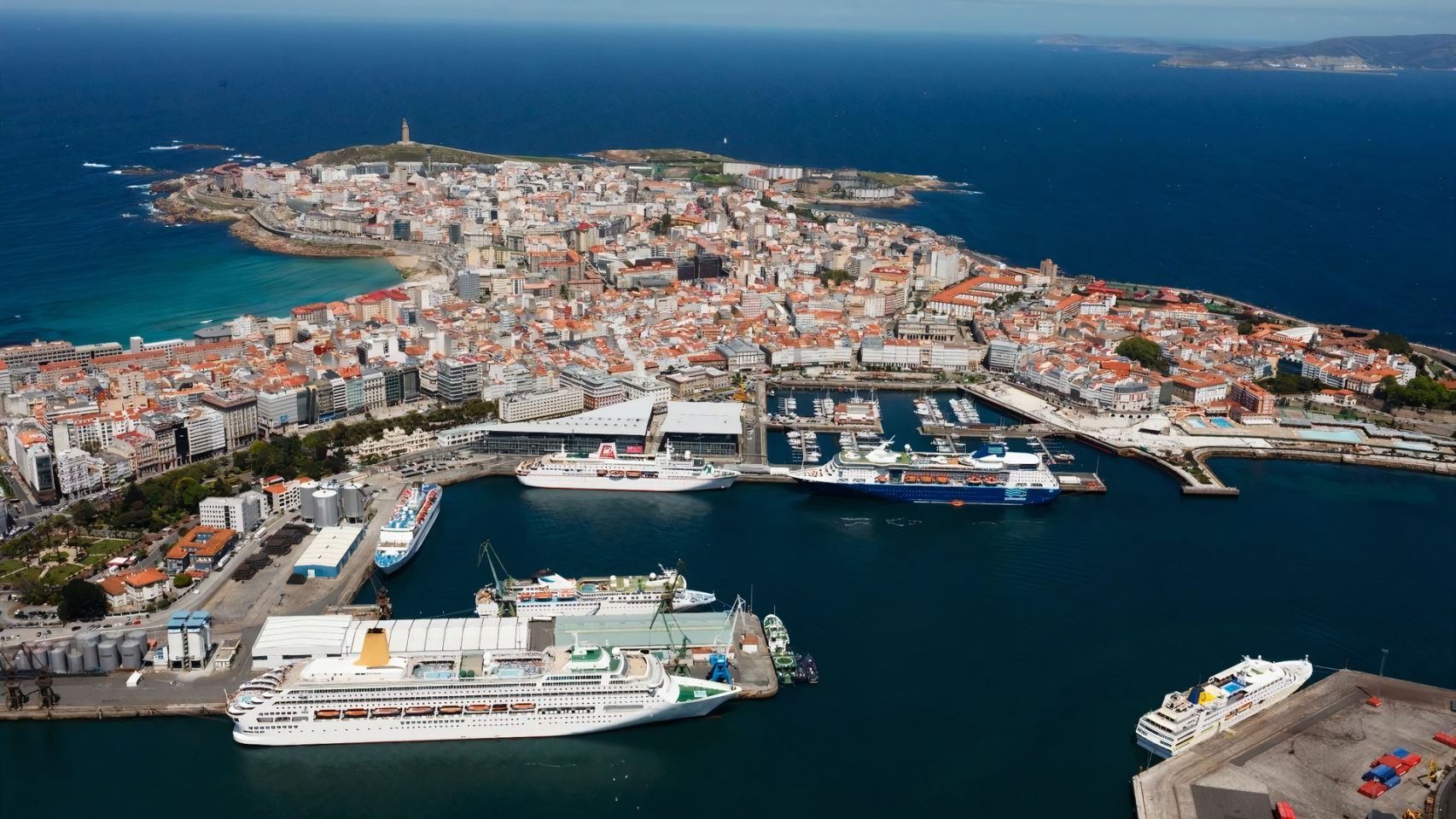 Vista aérea de varios cruceros en el puerto de A Coruña en una foto de archivo, con récord de 6 cruceros simultáneamente.