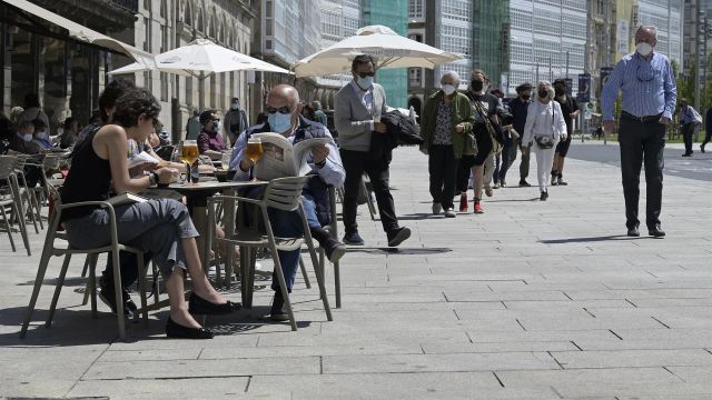 Foto de archivo de un grupo de personas en la terraza de un local de hostelería de A Coruña.