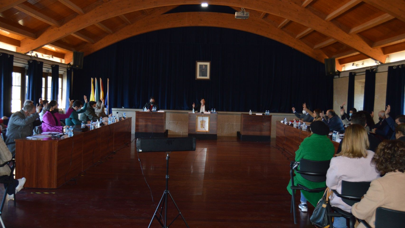 Imagen del pleno en el Ayuntamiento de Mos.