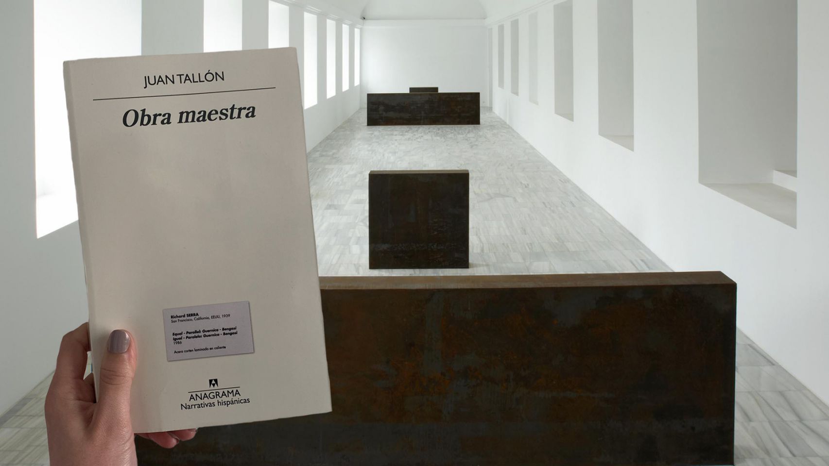El libro Obra Maestra y la escultura Equal-Parallel: Guernica-Bengasi.