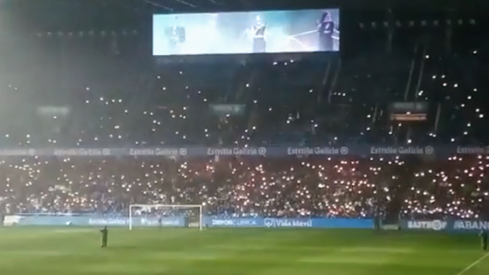 Linternas encendidas en el Estadio de Riazor al son de Tanxugueiras.