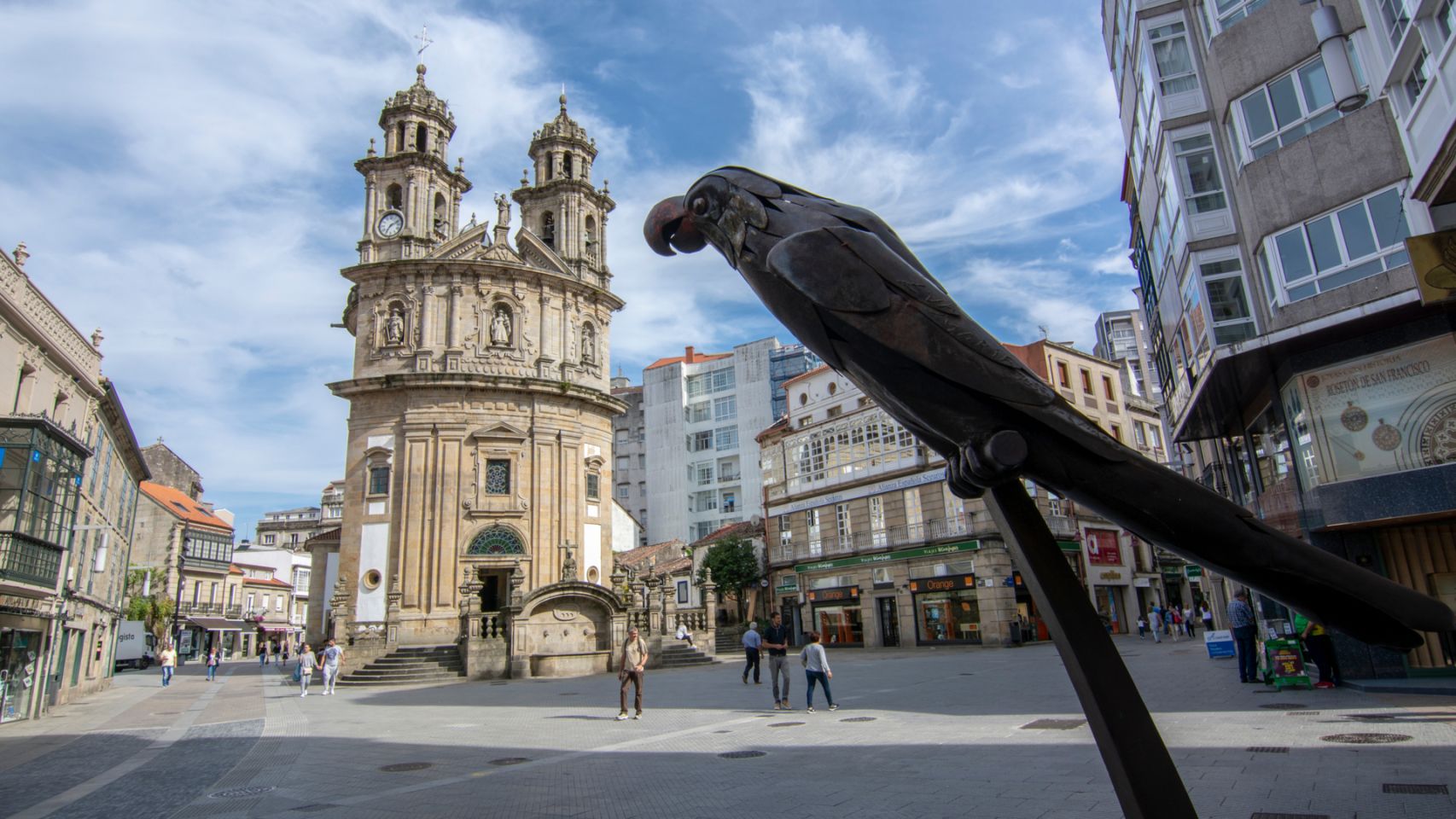 Estatua del loro Ravachol en la plaza de la Peregrina, en Pontevedra. 