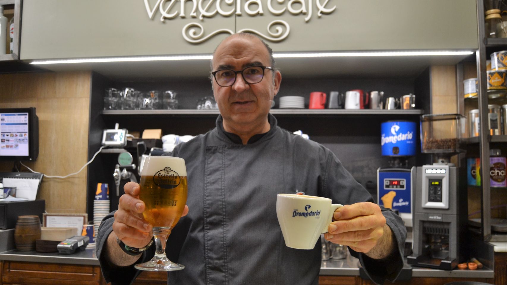 El barista ejecutivo del Café Venecia, Óscar de Toro.