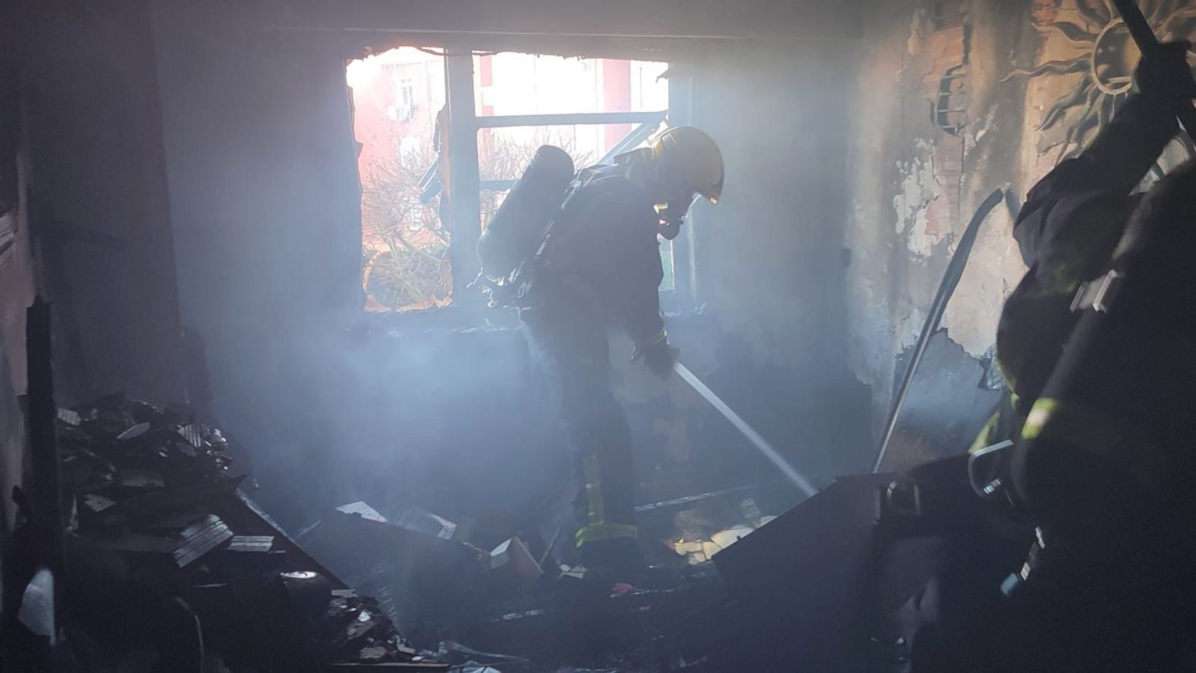 Imagen de archivo de los bomberos de Arteixo sofocando un incendio