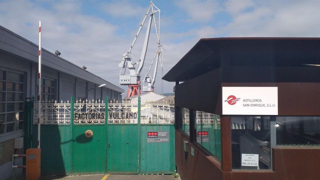 Entrada de Astilleros San Enrique (antigua Factorías Vulcano) en Teis (Vigo).