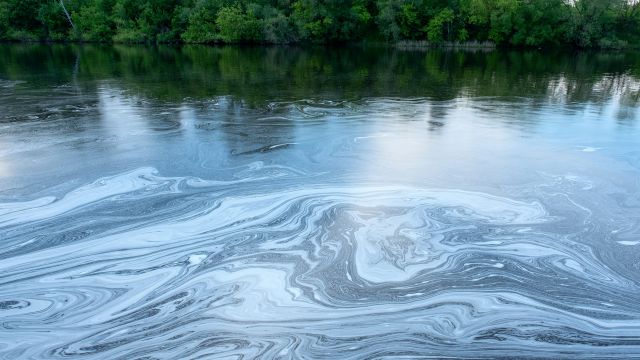Contaminación en un río en una imagen de archivo.