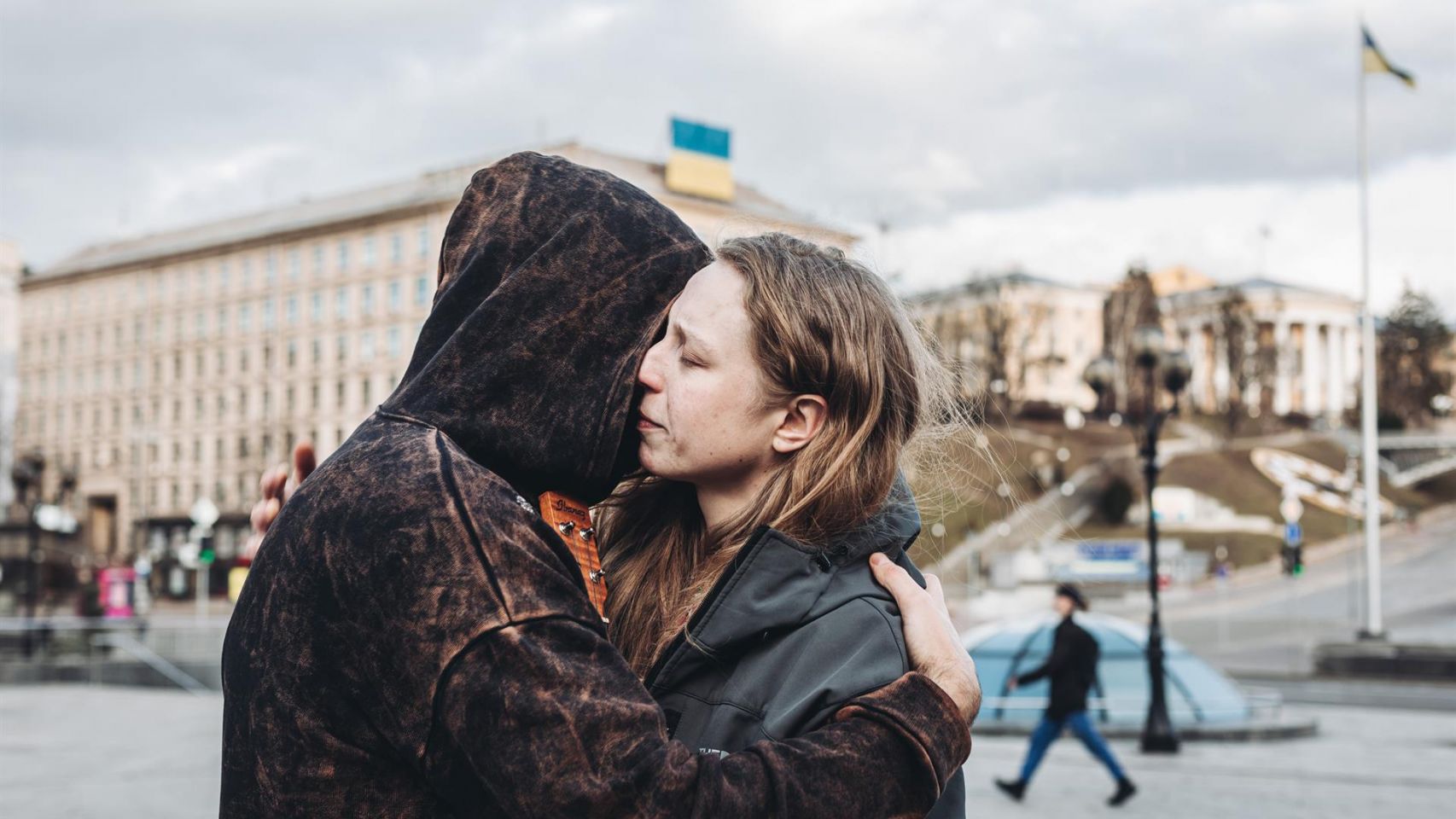 Una pareja se abraza, en la Plaza Maidán, a 26 de febrero de 2022, en Kiev (Ucrania).