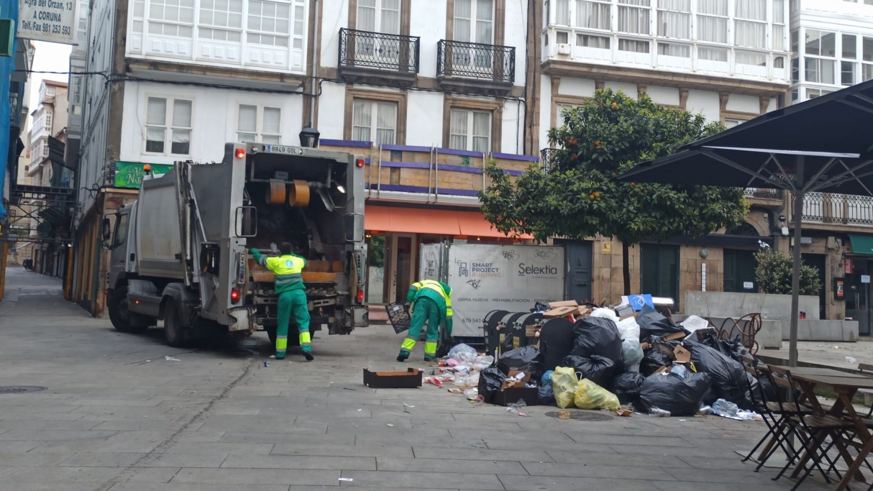 Dos trabajadores recogiendo la basura acumulada en la calle San Nicolás de A Coruña en una foto de archivo.