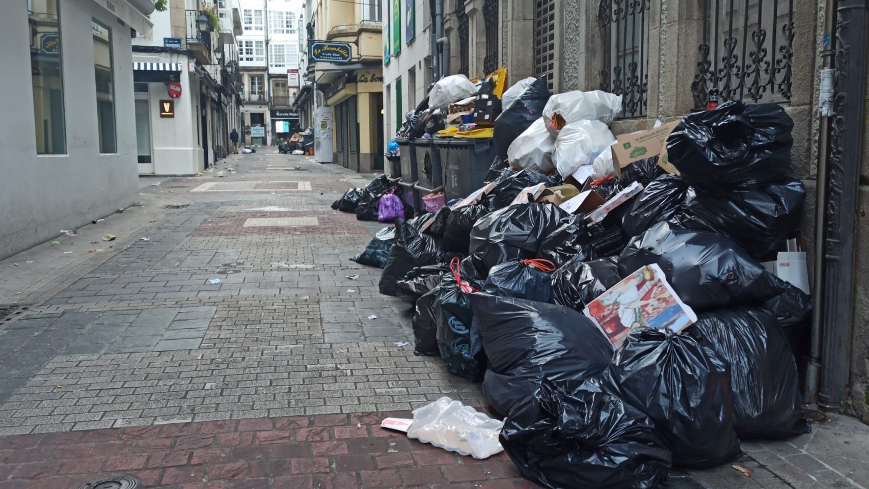 Basura acumulada en la calle Galera de A Coruña a finales de febrero.